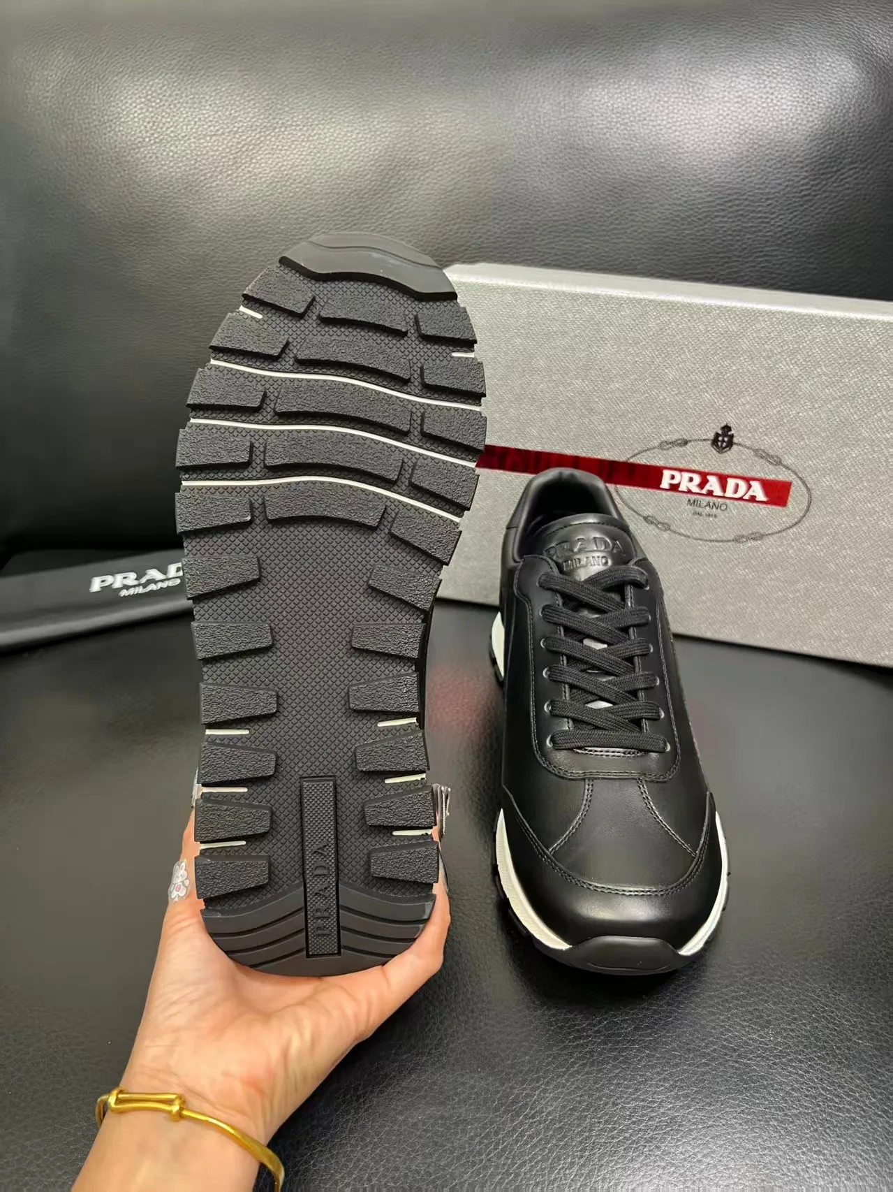 Factory price: 438💰Prada new men's leather sports shoes, the highest version on the market, any comparison is welcome🆚! The original leather has excellent texture and is super high-end! Fetal sheep net lining imported from Italy, removable pad! Luxurious materials and fine workmanship, highly recommended! Code number: 38-44, customized 45